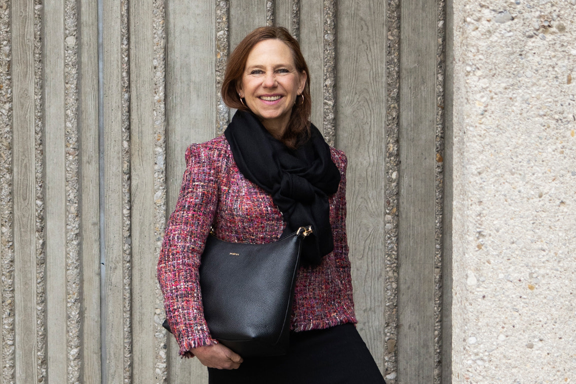 Frau Annette Roeckl mit der Handtasche Diana in schwarz