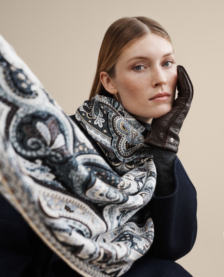 Tuch Navona Paisley in schwarz und weiss aus einer Woll-Kaschmir-Seiden-Mischung