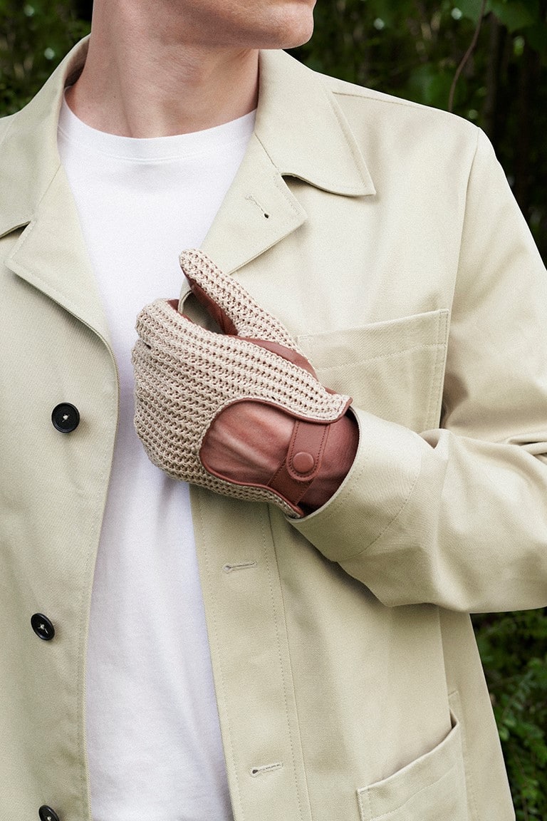 The Le Mans driver\'s gloves in brown and beige are perfect for the convertible season and spring.