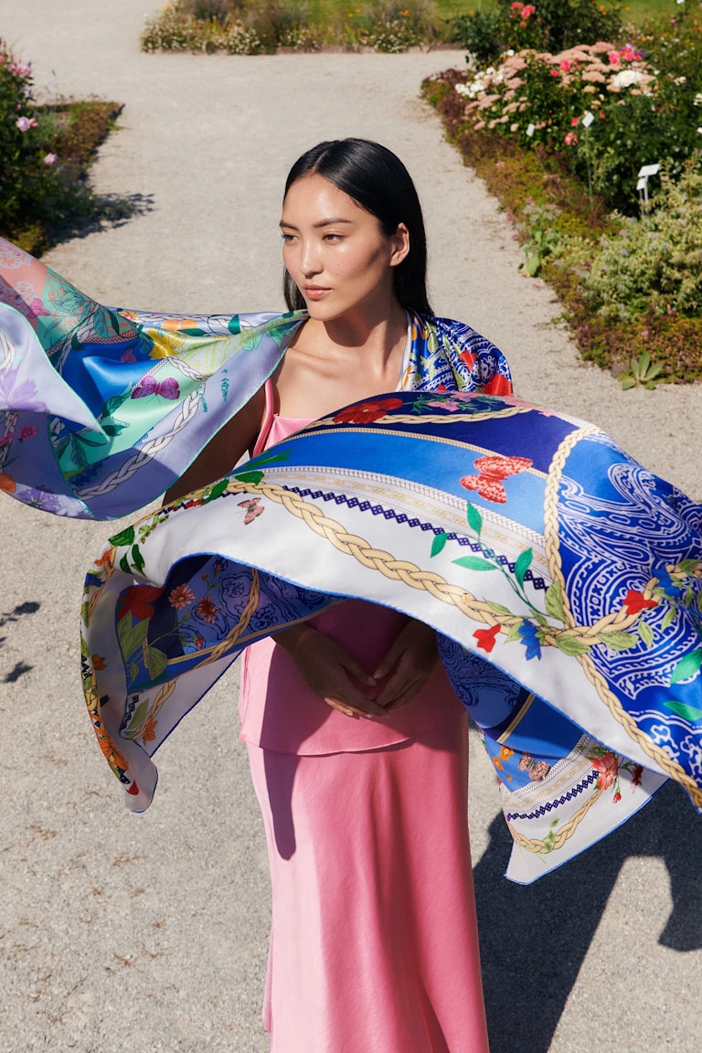 The Daydream silk scarf in the colours blue, white, red and gold has a modern pattern and is very elegant.