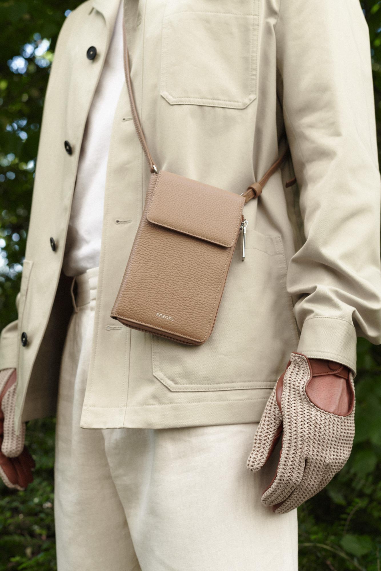 Jetzt unseren Roeckl Summer Sale entdecken und auf die Tasche Tony mini in braun und vieles mehr bis zu 50% sparen.