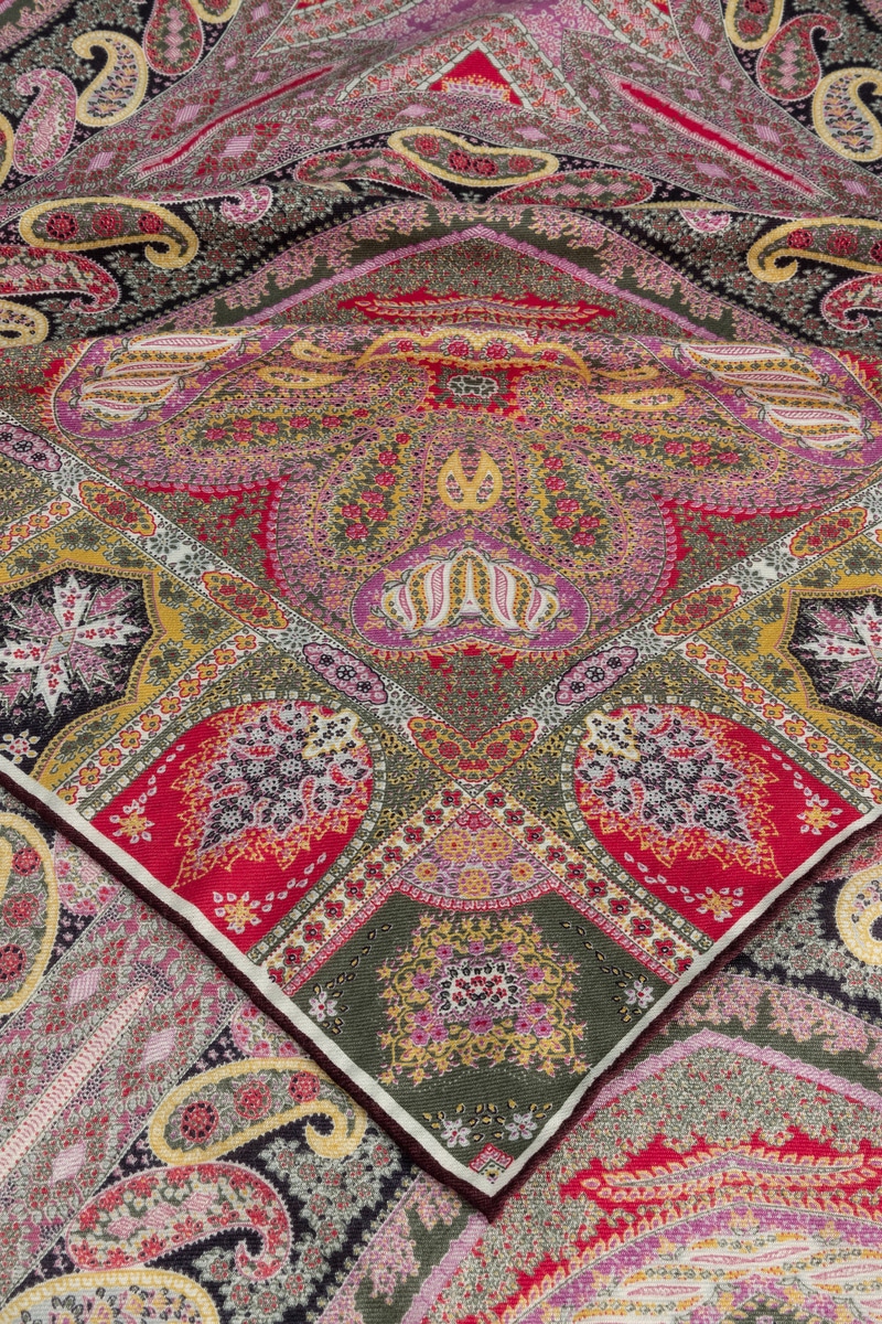 Winter Alhambra Paisley 140x140 - multi red