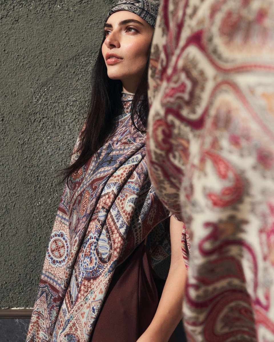 Ornamental Elegance 140x140 - red/cashmere