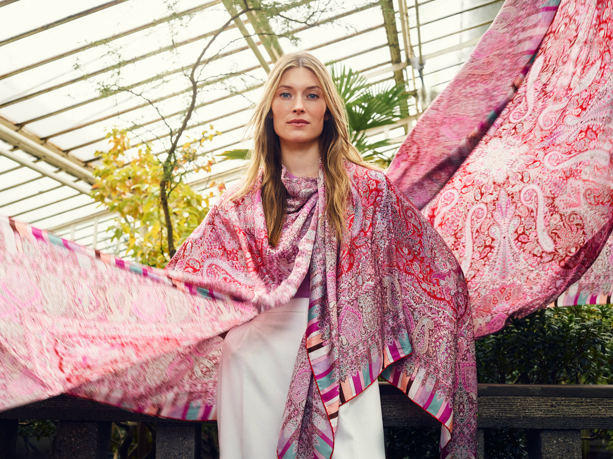 Butterfly Paisley 140x140 - multi red