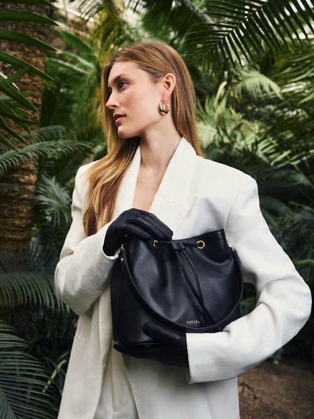 Pitti Saffiano shoulder bag medium  - black