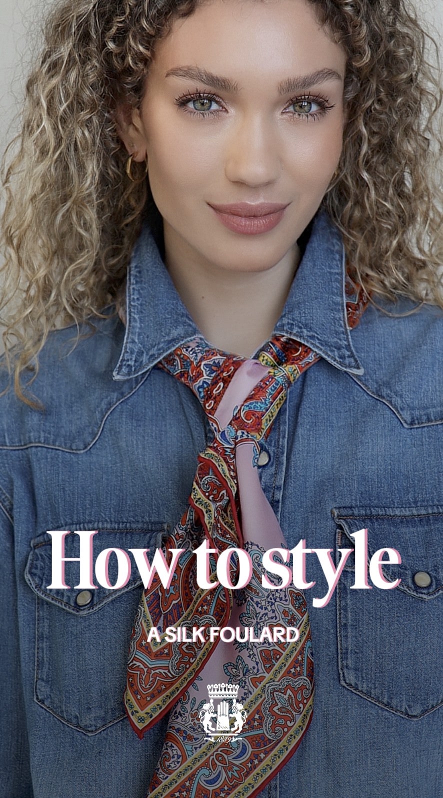 Als Krawatte gebunden verleiht das Seidentuch jedem Look eine besondere Ausdruckskraft und zeitlose Raffinesse