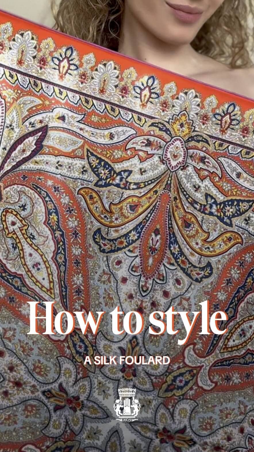 Damen Haltertop aus mittelgroßem Tuch mit orangefarbenem Paisley-Muster – stilvoll gebundenes Seidentuch als sommerliches Fashion-Statement